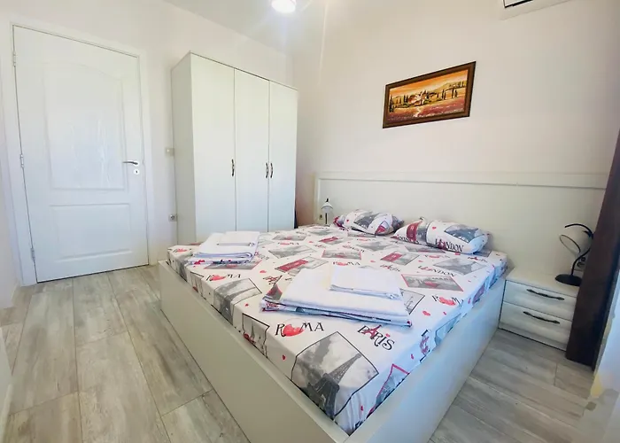 1bd Ap In La Complex Private And Pool Goldstrand